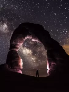 delicate-arch-night-stars-landscape